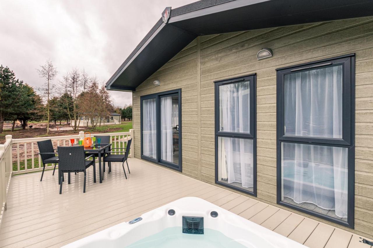 Honeysuckle Lodge With Hot Tub York Bagian luar foto